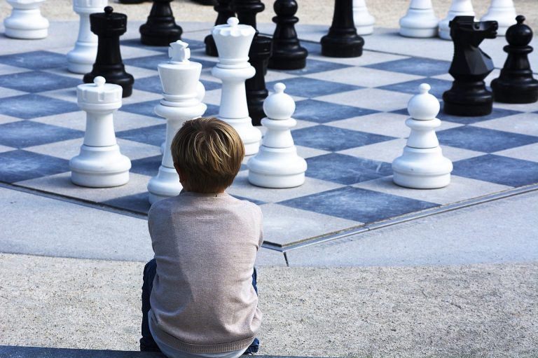 Acceptance und Commitment Therapie (ACT) - Junge spielt Schach