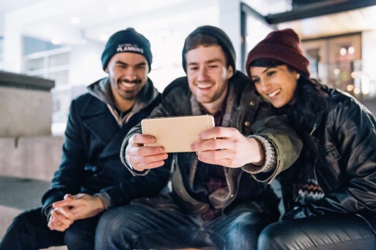 Behandlung von Einsamkeit - Glückliche Menschen mit Mobiltelefon