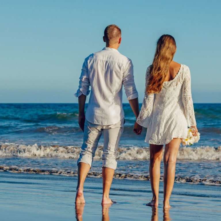 Paartherapie - Familientherapie - PaarberatungGlückliches Paar am Strand