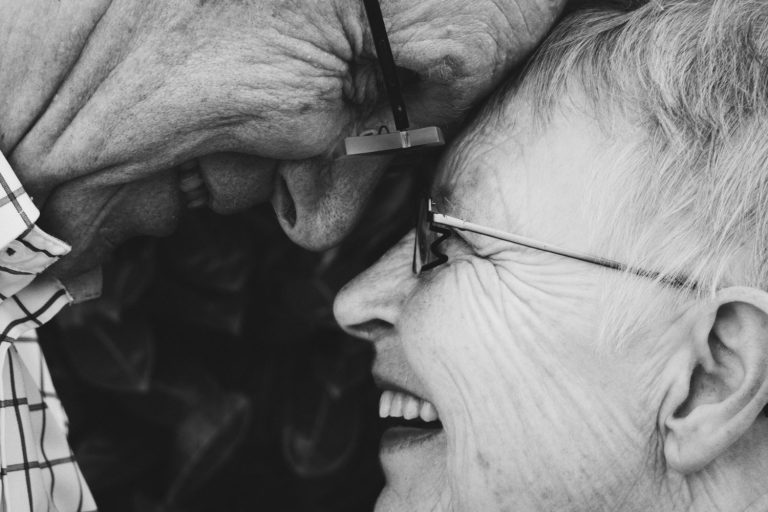 Therapie bei Einsamkeit - Glückliches älteres Paar